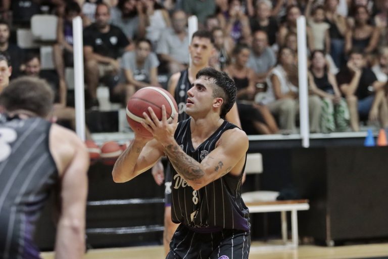El “Decano” volvió a ganar y está a un paso de semifinales