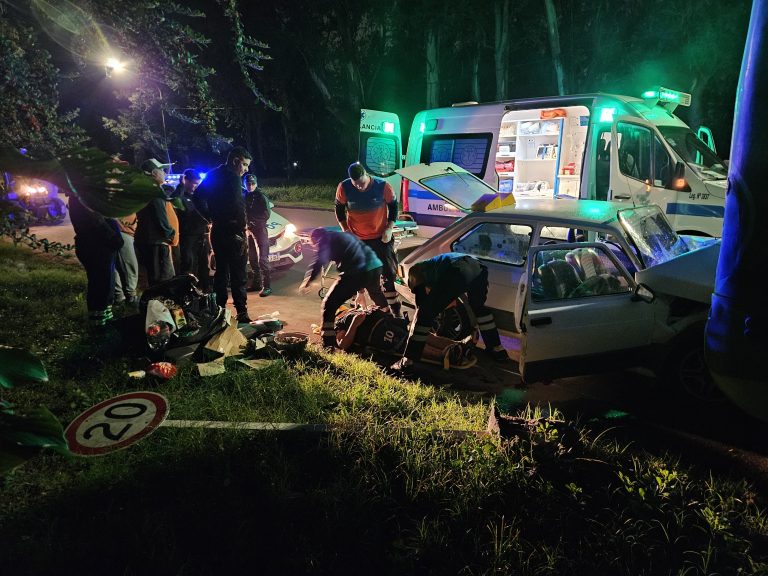 Dos hombres hospitalizados tras chocar violentamente contra un colectivo estacionado en calle 44