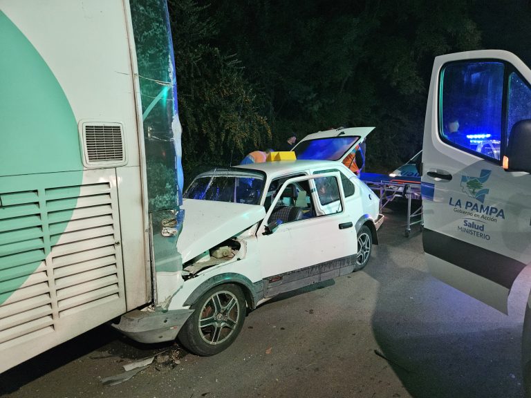 Murió el conductor del Fiat 147 que chocó contra un colectivo estacionado en calle 44
