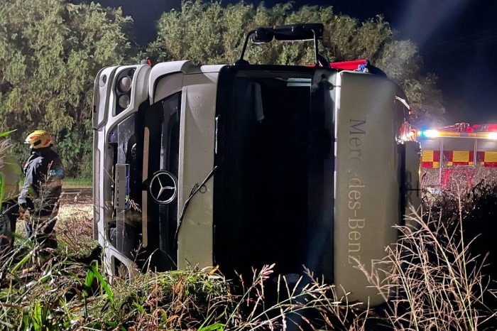 Vuelco de camión en Ruta 1: el conductor fue rescatado y trasladado al hospital