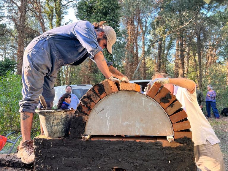 Se viene un encuentro de ceramistas en Pico: construirán un horno de barro comunitario en el Barrio Carlos Berg