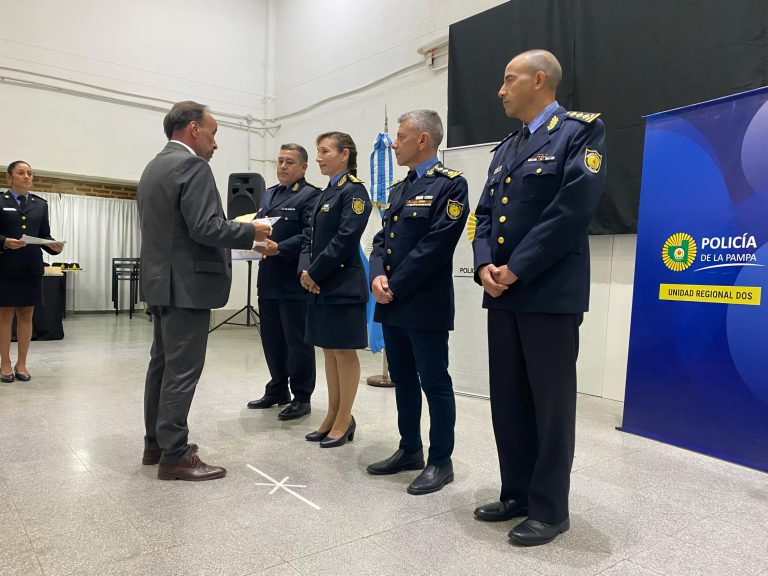 Reconocimiento y emoción en General Pico: homenaje a policías por 25 años de servicio y ascensos a las máximas jerarquías