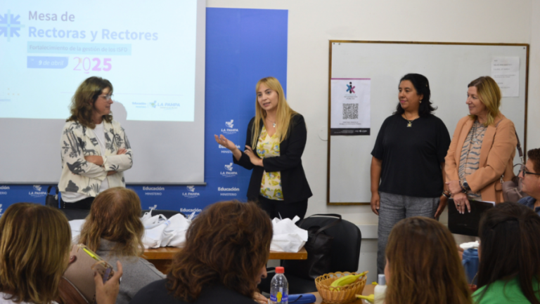 Comienza la primera reunión de rectores y rectoras de la educación superior provincial: entregan kits de alfabetización y presentan plan de transformación docente