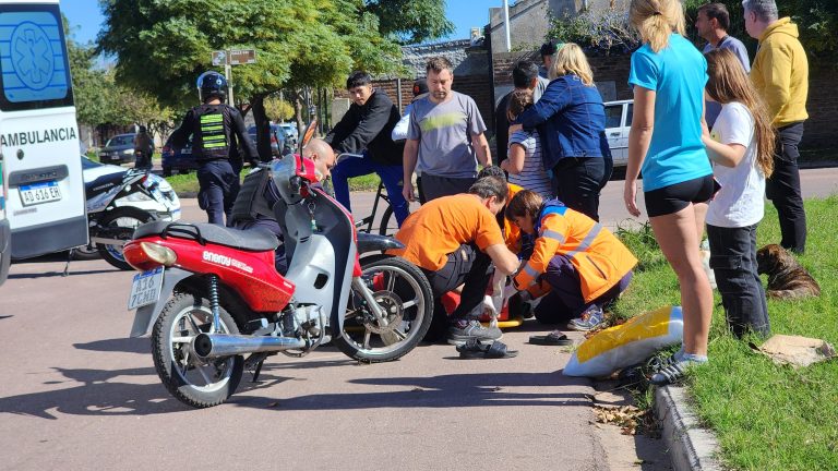 Colisión en calle 444 y 405: adulto fue hospitalizado tras fuerte choque entre moto y bicicleta