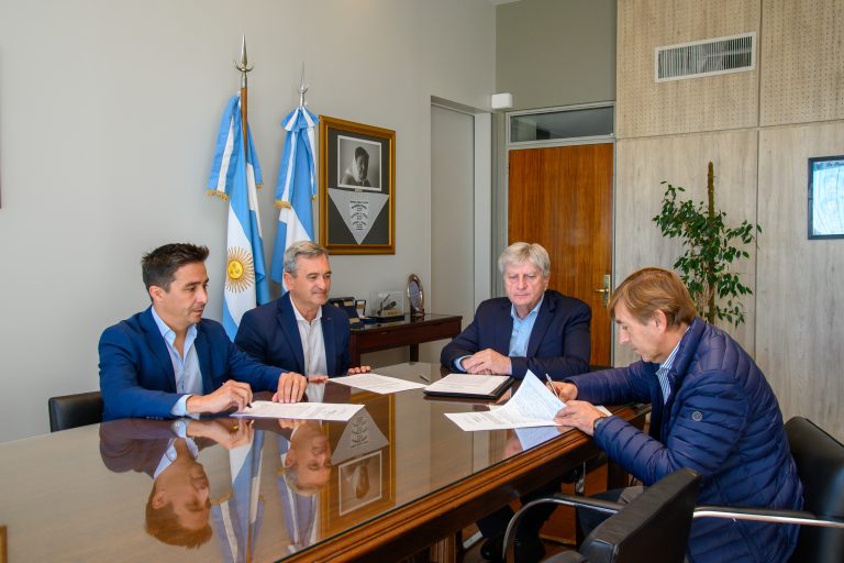 Ziliotto firmó contrato para construir un moderno SUM en el Colegio Claro de Toay: inversión supera los $2.370 millones