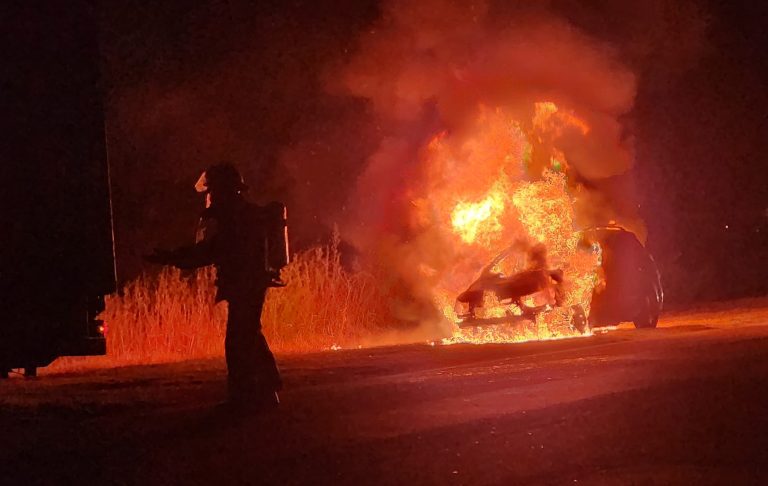 Voraz incendio destruye vehículo a metros del acceso a General Pico