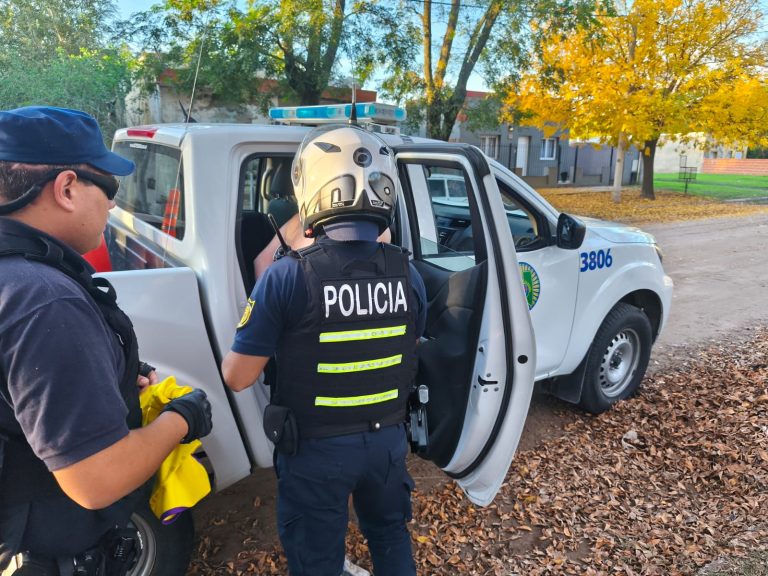 Rápida acción policial en Intendente Alvear permite recuperar elementos robados y una motocicleta
