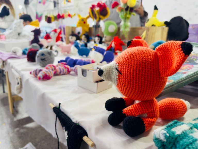 General Pico vibró con la cuarta Feria del Año: más de 60 emprendedores llenaron de color y creatividad el Club Costa Brava