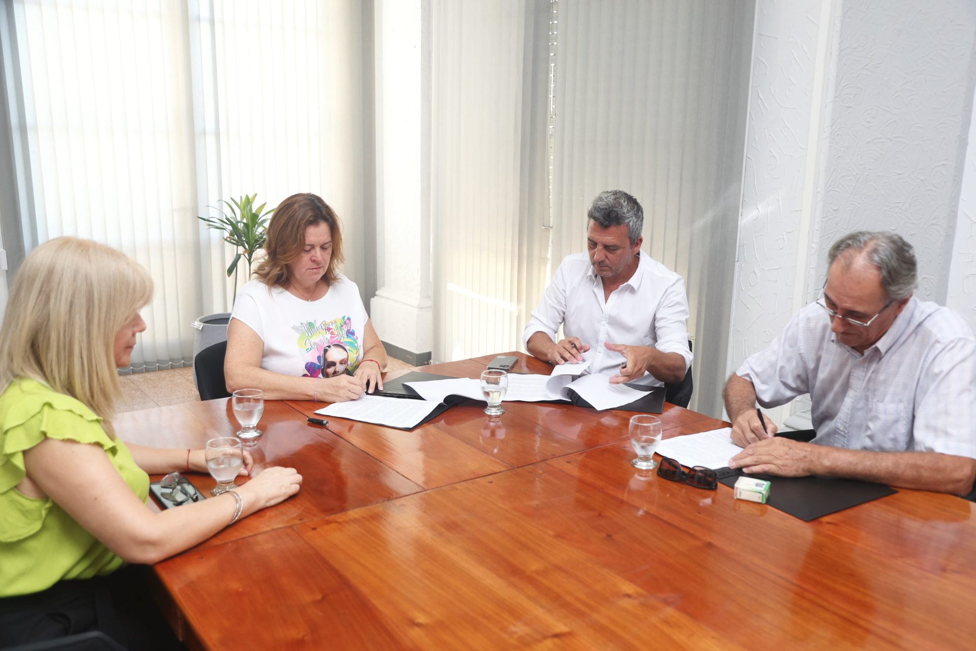 El municipio firma un acta acuerdo con la Cooperativa Apícola Patagonia para ofrecer talleres