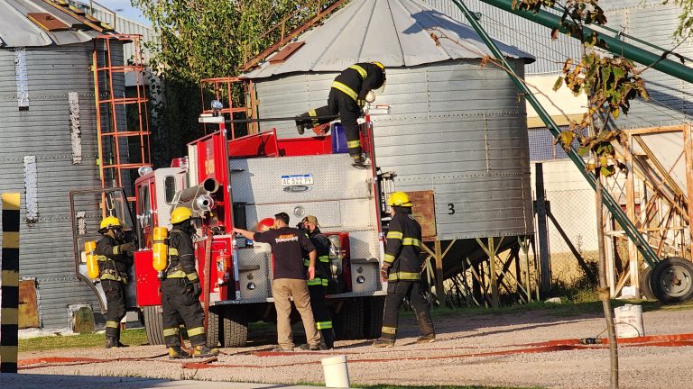 Salía humo de un silo y por precaución se hicieron presente varias dotaciones de bomberos