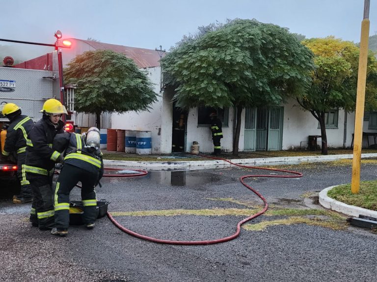 Incendio en un depósito de Vialidad Provincial en General Pico