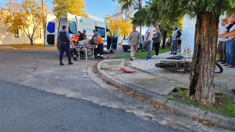 Un joven de 17 años trasladado inconsciente de urgencia al hospital tras choque entre moto y camioneta