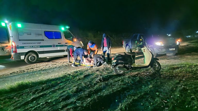 Una mujer fue hospitalizada tras caer de su moto en horas de la medianoche