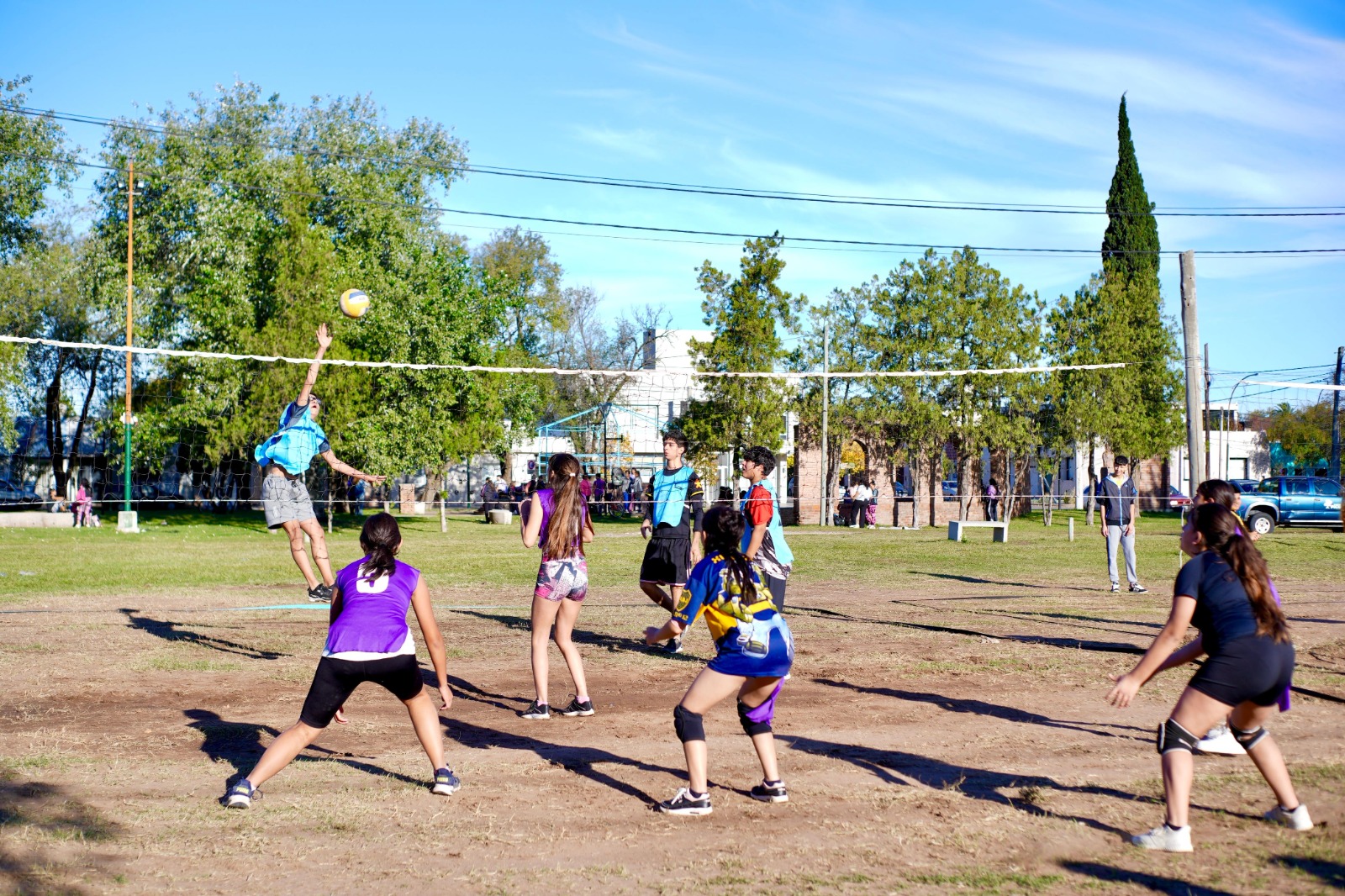 Familias disfrutando de las actividades