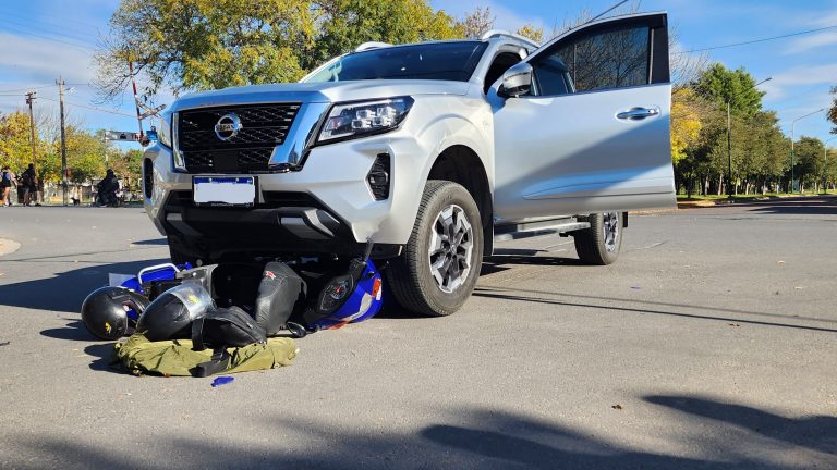 Siniestro vial en calle 2 y 19: una mujer sufrió una grave lesión