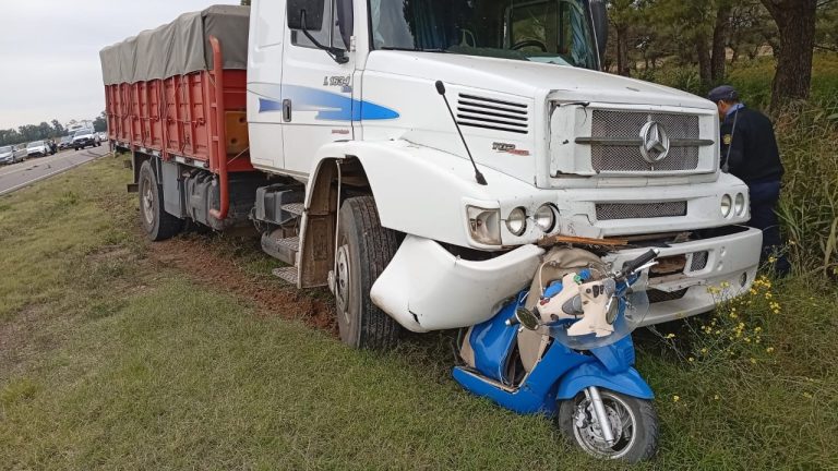 Trágico accidente en la ruta provincial 4: dos muertos en impacto camión-motocicleta