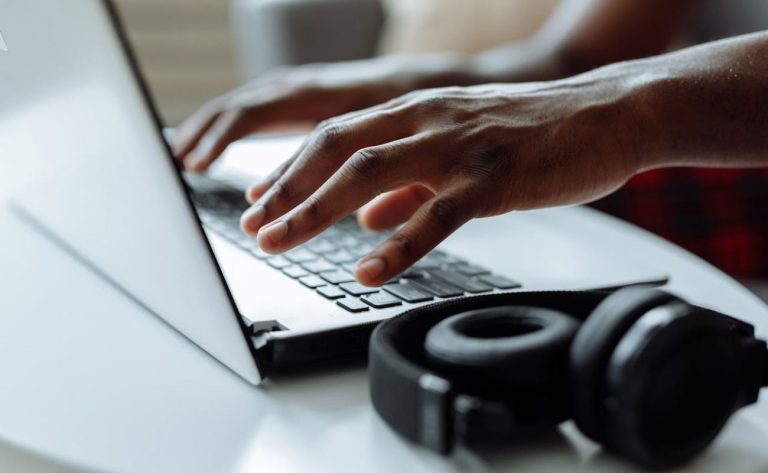 Dispositivos y horarios: ¿cómo utilizamos Internet los argentinos?