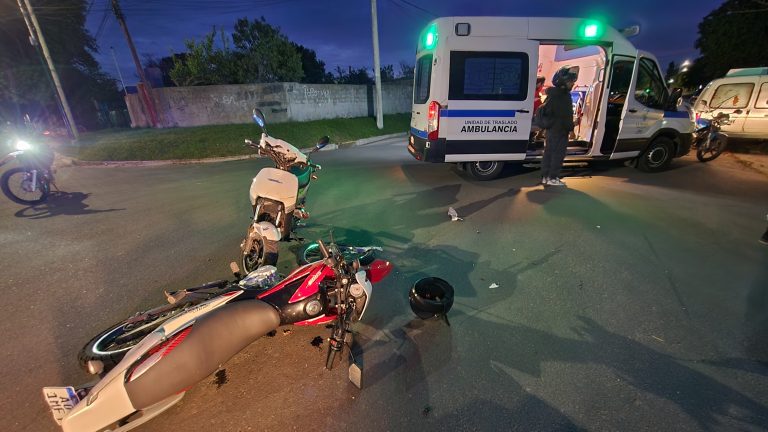 Colisión frontal entre dos motos en calle 25 y 34: un joven hospitalizado con lesiones