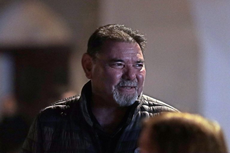 Emotiva vigilia en General Pico: el recuerdo vivo de Malvinas en la voz de Aldo González
