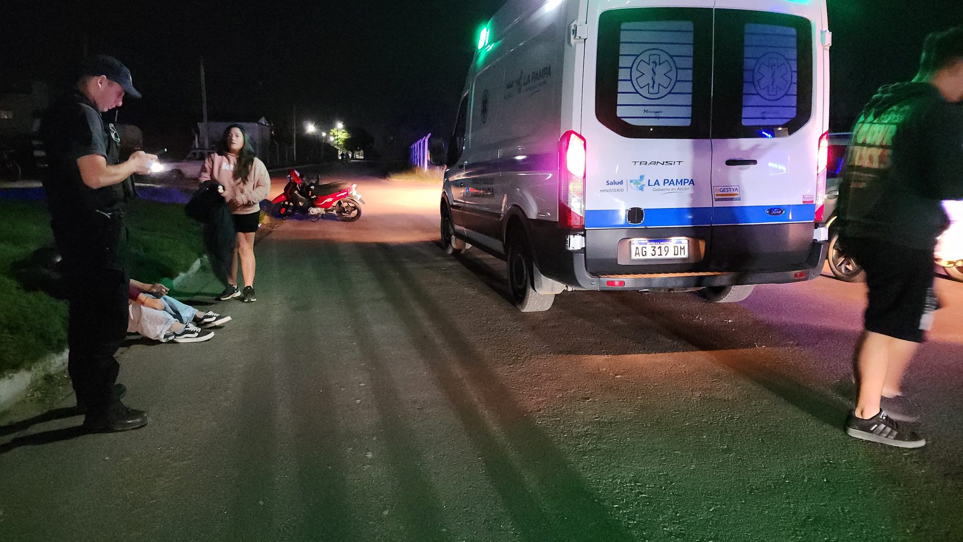 Una joven fue hospitalizada tras caer de una moto en calle 405