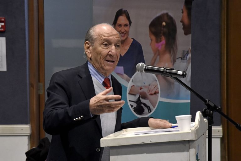 Kohan: “La atención primaria debe ser el eje del sistema de salud y las consecuencias de retirar planes de vacunación serán impactantes”