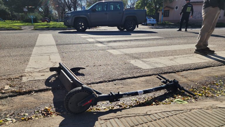 Adolescente en monopatín fue embestida por una camioneta en calle 21 y 30