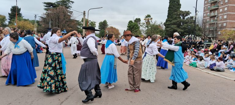 Intendente Alvear conmemoró el 215° aniversario de la Revolución de Mayo con un emotivo acto comunitario