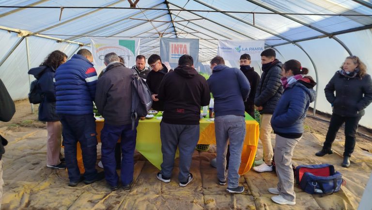 Presentan un microtractor innovador en el CERET de General Pico para optimizar la producción hortícola