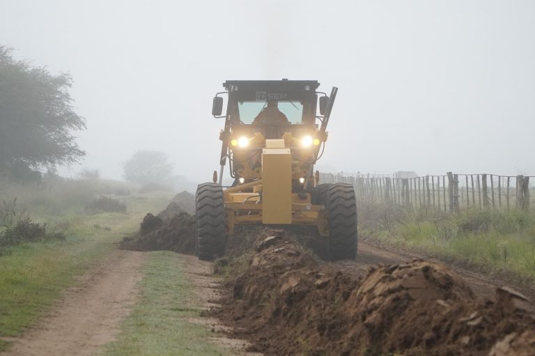 La provincia de La Pampa entrega nueva motoniveladora a Ataliva Roca