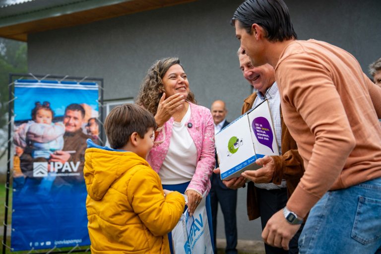 Diez familias de Falucho reciben las llaves de sus nuevas viviendas del Plan “Mi Casa”