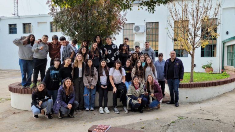 Estudiantes de Santa Rosa visitan la CPE para aprender sobre cooperativismo