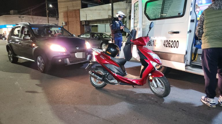 Motociclista hospitalizada con posible fractura tras un siniestro vial en calle 22