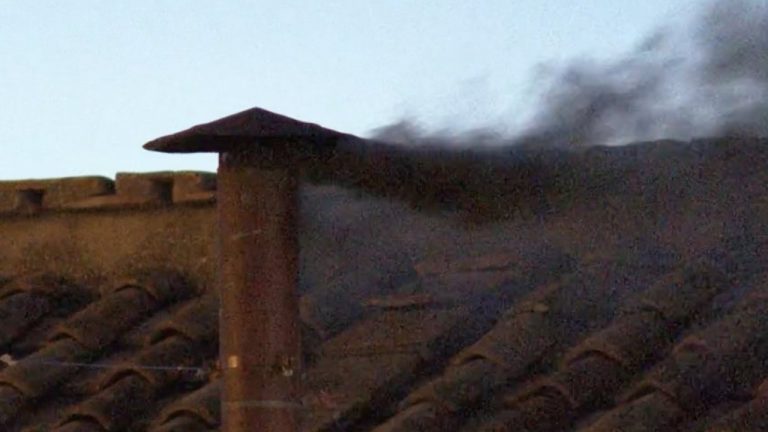 Fumata negra en el cónclave: los cardenales aún sin consenso para elegir al nuevo Papa