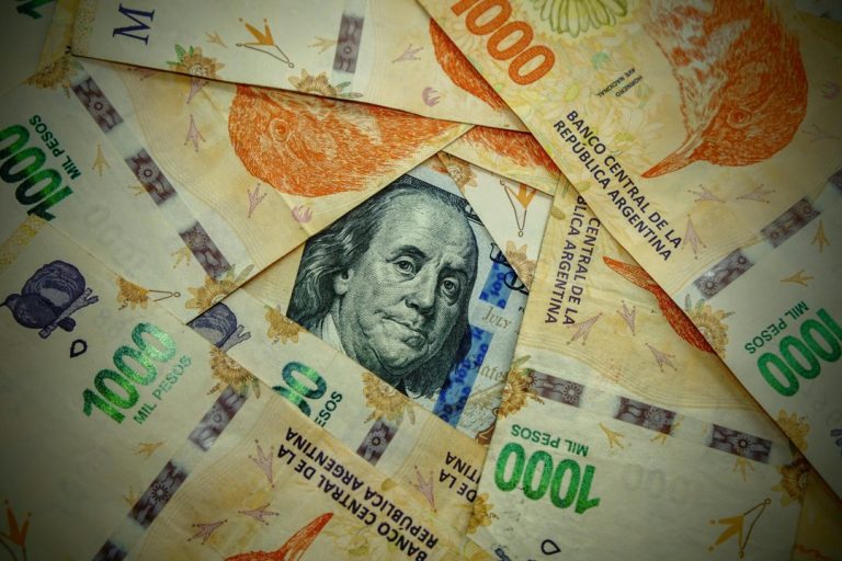 Se derrumban las cotizaciones de los dólares: ¿puede llegar a $1.000 como quiere Milei?
