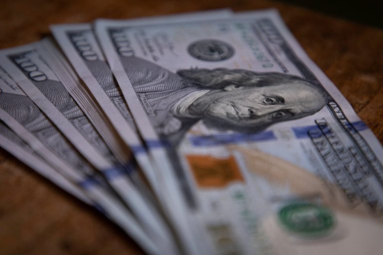 El dólar oficial cerró a $1.155 y se achica la brecha con el blue, que bajó a $1.170