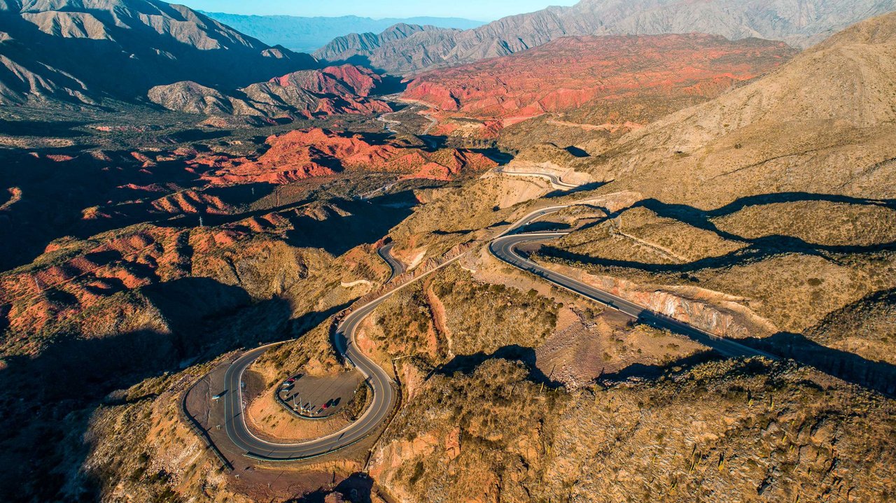 La alucinante vista de la ruta 40, que parece un laberinto, genera un incomparable vértigo a quienes transitan