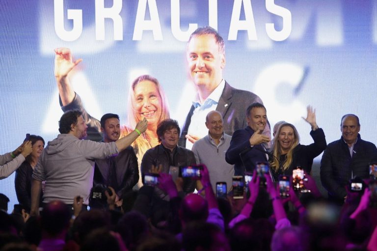Manuel Adorni tiñó el mapa porteño de violeta y el PRO perdió en todas las comunas