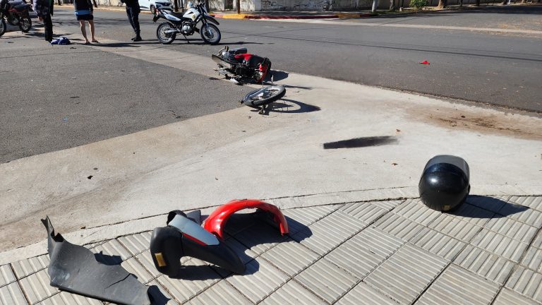 Dos motociclistas hospitalizados tras colisión entre motos en calle 4 y 13
