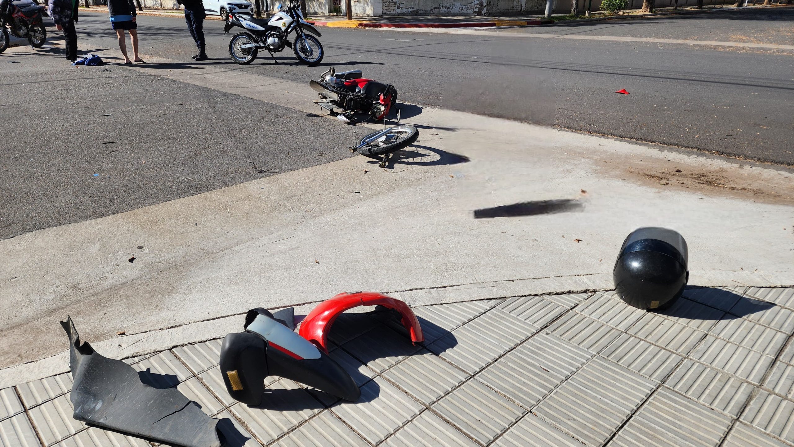 Dos motociclistas hospitalizados tras colisión entre motos en calle 4 y ...