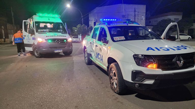Motociclista colisiona con móvil policial en la intersección de calles 26 y 13