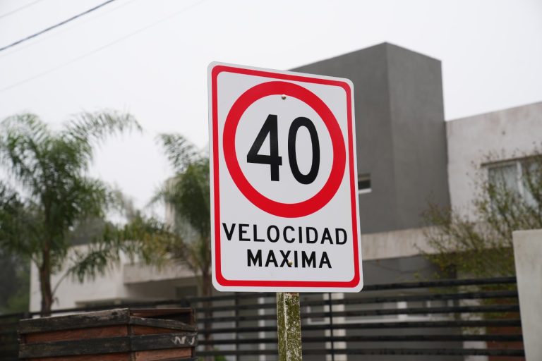 Nueva señalética en Los Horneros para mejorar la seguridad vial