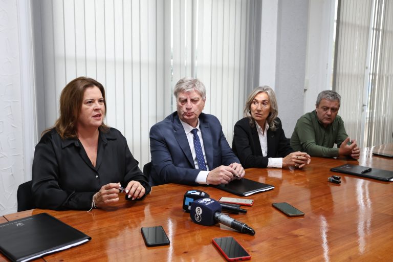 Firmaron convenio por 346 millones para iluminar las calles 266, 217, Diagonal Gandini y 258 del barrio Sur