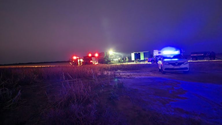 Bomberos trabajaron en el principio de incendio de una cosechadora a pocos kilómetros de General Pico