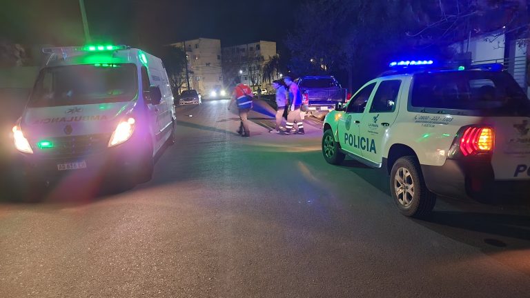 Motociclista hospitalizado tras chocar contra una camioneta estacionada