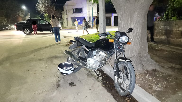 Accidente en calle 9 y 38: una joven motociclista hospitalizada con una posible fractura