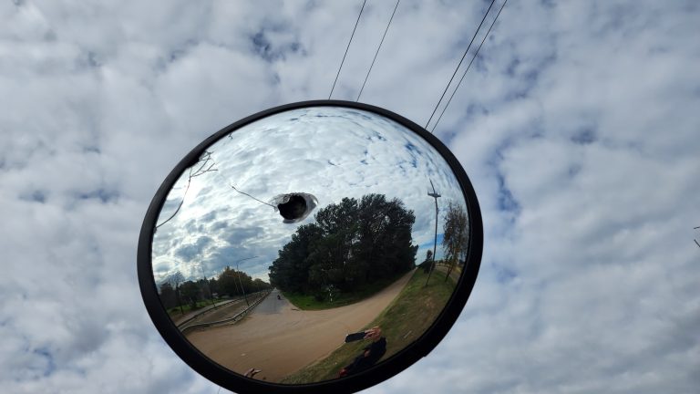 Vandalismo en el camino a la laguna: a poco de su instalación, rompieron el espejo de trafico para la seguridad vial