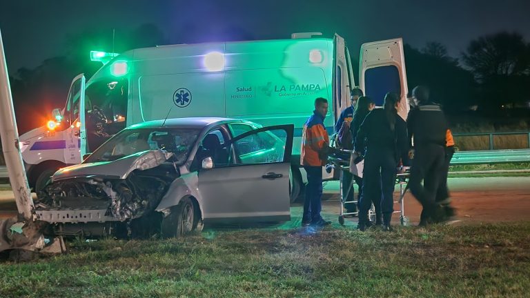 Perdió el control y chocó contra una columna en la rotonda del Aeropuerto