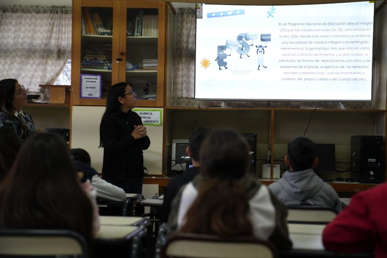 Jóvenes del colegio Educadores Pampeanos participan en charla sobre salud sexual y género