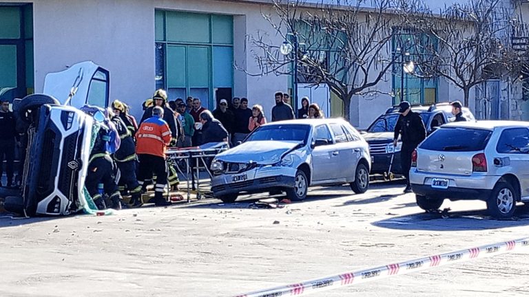 Fuerte choque en Quemú Quemú dejó un vehículo volcado y una mujer trasladada a General Pico