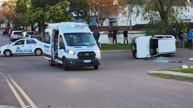Una mujer embarazada resultó herida tras un vuelco en un siniestro vial en General Pico